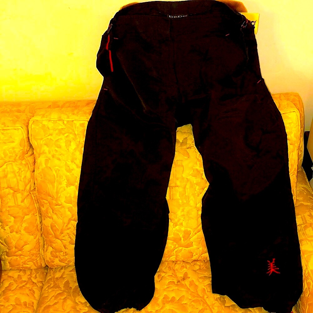 Bebe velcro toggle fit capri bottom pants